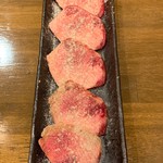 Yakiniku Suki Yaki Takeyoshi - 上タン塩を縦で撮影してみた。