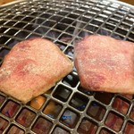 焼肉 鋤焼 武善 - 上タン塩を焼く