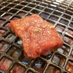 焼肉 鋤焼 武善 - 甲州牛上ロース焼く