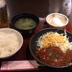 金の蔵 - 煮込みハンバーグ定食 ¥650- ランチビール ¥200- （2018/11/29）