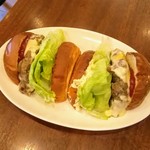 チーズバーガー（半分にカットして貰った）