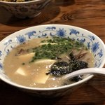 博多ラーメン まるひで - まるひでライト800円…濃厚とんこつスープの中には絹ごし豆腐が入っています