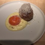 TTOAHISU - 豚肉のパテ、目玉焼きの白味はオレンジカリフラワーなんですよ