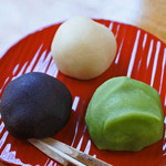 鶯だんごは、白あん、小豆あん、抹茶あんの3種類で、
          全てこしあんです。あんの甘さが控えめで
          中のお餅もとってもやわらか～