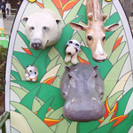 新鶯亭 - 顔出しパネルからこんにちは～
      ちびつぬは顔出しになってないねぇ。
      ボキらは台東区役所でお昼ご飯を食べて
      上野動物園に戻って来たところだよ。