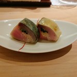 匠 進吾 - 塩〆の鯖、ガリとゴマを挟んで