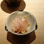 鮨 唐島 - 酢飯の玉子かけご飯に削り節