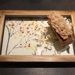 アミューズ①（アミエビとベーコンのシフォンケーキ）