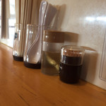 麺匠独眼流 - 卓上にコショウなどの調味料はなく、煮干し酢のみです。