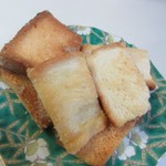 贅沢生食パン工房 鎌倉屋 - 贅沢生食パンの切れ端を使って作ったラスク、小腹が空いた時のおやつに最適ですね。
