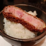 とんかつ マンジェ - 当然、ご飯に載せてみました(笑)