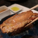 とんかつ マンジェ - ソースをたっぷりつけて。。
      頂きます(*˘︶˘人)