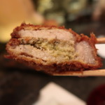 とんかつ マンジェ - ジュノベーゼソースとのバランスが素晴らしい♪
      何気に一人だと必ず頼むトンカツです！