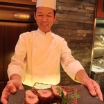 とんかつ マンジェ - 嬉しそうにサーブしてくれました(笑)
      戦友と一緒は中々ないので。。
      マスターも喜んでくれました♪