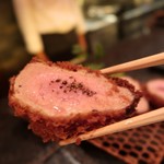 とんかつ マンジェ - うっすらと輝く肉汁。
      ヒレとは思えませぬ！！