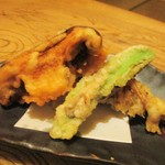 大和 - 天ぷら：原木椎茸、四角まめ、舞茸。 熱々で、サクッとした食感の衣には、醤油系のお味が付けられていて そのままで頂きます。　　　　　　2018.11.24