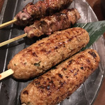 もてなしや 将 - 白レバー２８０円と自家製つくね２６０円 各×２。自家製つくねがふわふわ食感でとても美味しくいただきました（╹◡╹）