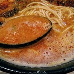中村麺三郎商店 - 鶏豚白湯(ぱいたん)スープと思われるとろみのあるスープにも辛味が溶かされています。