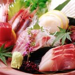 和食とお酒 神戸たちばな - 本日のお刺身盛り合わせ…毎朝、中央卸売市場で一番おいしい魚を選びます。