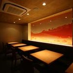 和食とお酒 神戸たちばな - 地元神戸の御影石や神戸の街並みを描いた壁など雰囲気も良し♪