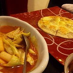 マッコリカフェ&バー タンビ - トッポギ＆お餅とチーズのピザ