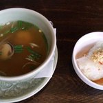 セットのスープと生春巻き スープが見た目より遥かに辛い！