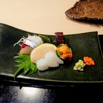 味あら井 - お造り盛り合わせは縞鯵、たいらぎ、アオリイカ、北海道のバフンウニ