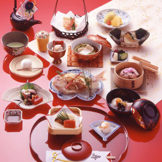お祝いや法事などを美濃吉の懐石料理でおもてなしいたします