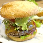 15℃ - 分離していたバンズをパティの上に載せて食べてみると、バンズは香ばしく歯ざわりが良く、パティはお肉の旨味に富んで厚みも上々、野菜はしっかりと風味が強く感じられてハズレ感0なウマさに大満足！