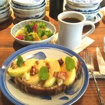 ブリコラージュ ブレッド アンド カンパニー ダイニング・カフェ - カウンターの特等席でモーニング。王林りんごと有機蜂蜜、グランカルヴァチーズのブリコラージュブレッドタルティーヌいただきました。(^ー^)　おいしかったです♡　20181204