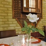 ホテル川久 - 各テーブルには薔薇の花