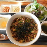 鉄板創作 東 - ランチの南青山牛丼