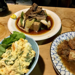 岸田屋 - 肉どうふ（奥）、ポテトサラダ（左）、牛にこみ（右）