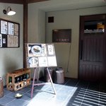 日日是耕日 - お店の外観です。 落ち着いた雰囲気の概観ですね。左側には、１０月の夜のメニューが貼ってありましたよ。 料理とお酒が色々と楽しめそうです。