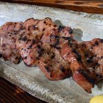 日日是耕日 - メインのとんタンです。 ５切れ入っています。 奥には白髪ネギがたっぷり盛り付けられています。 手前にはカラシも付いていますよ。 牛タンは、何回も何回も食べた事はありますが、とんタンって珍しいですよね。