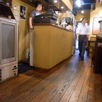 日日是耕日 - 店内の雰囲気です。 店内の真ん中ぐらいから入口方面を撮っています。 入って直ぐはテーブル席があります。 そして、奥へ進んで行くと、カウンター席とテーブル席があります。 一番奥は、テーブル席オンリーとな