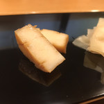 小判寿司 - 帆立の漬け込み