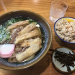 葉隠うどん - 肉ゴボ天うどん(570円)とかしわ(180円)