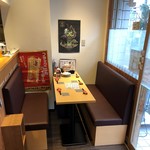 Kyuushuudokoro Daiyame - 店内両側ベンチシートソファテーブル