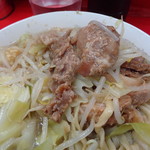 ラーメン二郎 - 野菜といっしょに、まずは固まりから