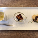 ヴァンノ - A SET（スパゲッティ カキと赤丸大根のペペロンチーノ） ¥1,500 の前菜（クラムチャウダー、雲丹のブリュレ、メカジキのフリット）