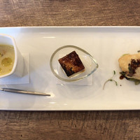 VANNO - A SET（スパゲッティ カキと赤丸大根のペペロンチーノ） ¥1,500 の前菜（クラムチャウダー、雲丹のブリュレ、メカジキのフリット）
