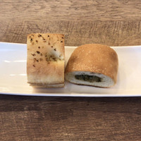 VANNO - A SET（スパゲッティ カキと赤丸大根のペペロンチーノ） ¥1,500 のフォカッチャ、アンチョビのパン