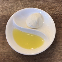 VANNO - A SET（スパゲッティ カキと赤丸大根のペペロンチーノ） ¥1,500 のクリーム、オリーブオイル