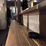 寅屋 - 月曜日は、コの字カウンターは空いてました。