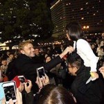 タリーズコーヒー - 終演後　この日が８才の誕生日、という　女の子に駆け寄り祝福する、バリトン歌手　ベンヤミン・アップルさん