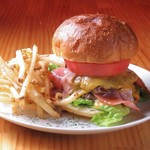 ZIG - 旨味を凝縮した和牛100%粗挽きパティにほのかな甘みのバンズが◎
