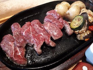 Ishigama Ya Hambagu - プレミアムステーキということだけど、特にプレミアムじゃないような…。お肉硬い。150グラム￥1,320だから仕方ないか。ステーキソースのお味が良いので、ごはんは進みます。