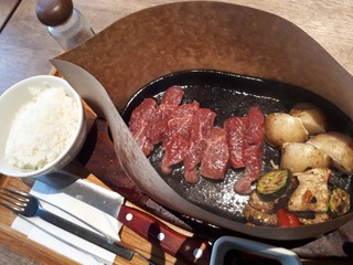 Ishigama Ya Hambagu - プレミアムステーキランチセット
                        ごはんと肉だけなのね。あの美味しいトマトスープはないのねん。お肉最初の一切れはピンクのヒマラヤソルトでしたっけ？で味わう。