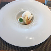 ブリーズ オブ トウキョウ - ⑤
                    食べかけではなく、もともとこういう半月みたいな形のチーズケーキ